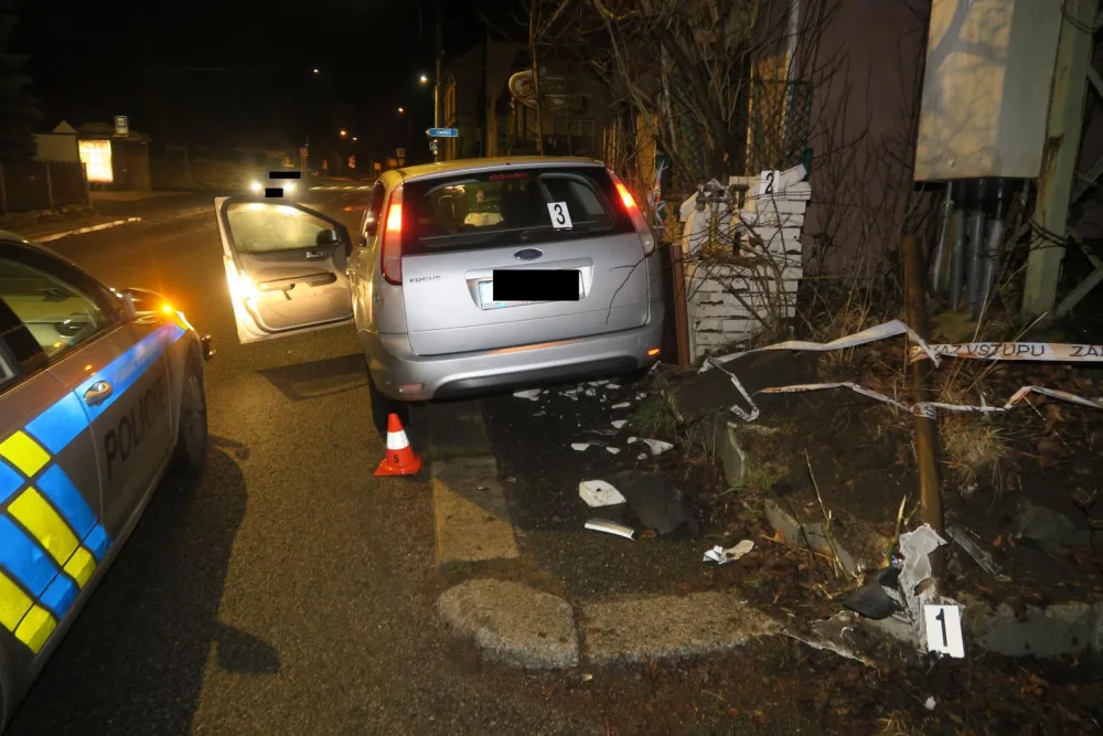 Před policisty ujížděl centrem Jablonce v kradeném autě. Honička skončila nárazem do plynové přípojky