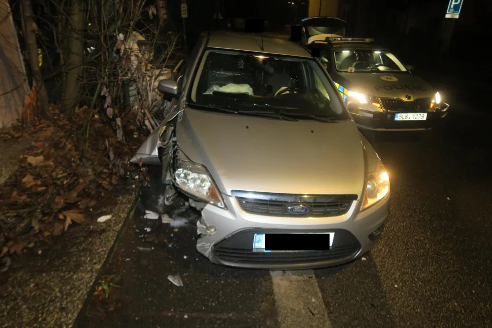 Před policisty ujížděl centrem Jablonce v kradeném autě. Honička skončila nárazem do plynové přípojky