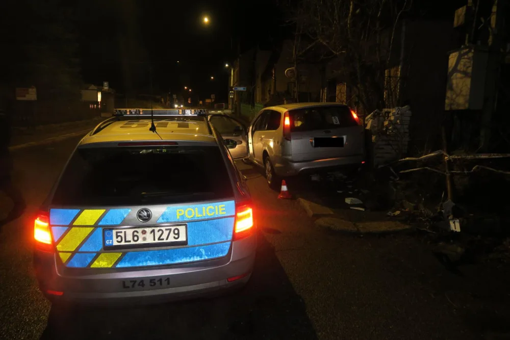 Před policisty ujížděl centrem Jablonce v kradeném autě. Honička skončila nárazem do plynové přípojky
