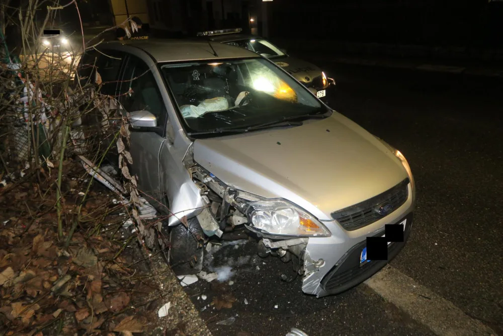 Před policisty ujížděl centrem Jablonce v kradeném autě. Honička skončila nárazem do plynové přípojky
