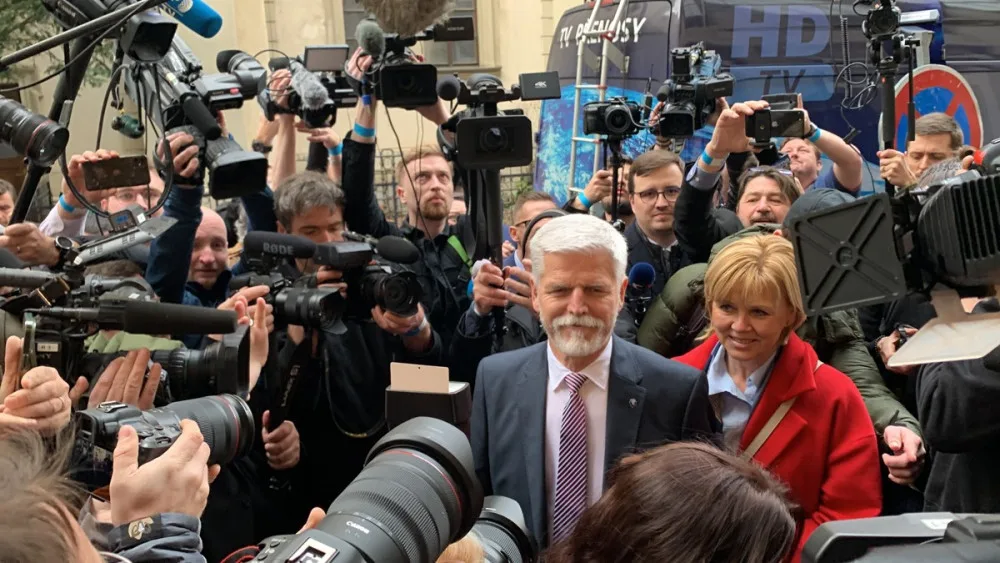 Volební místnosti se uzavřely. Začalo sčítání, vede Babiš před Pavlem