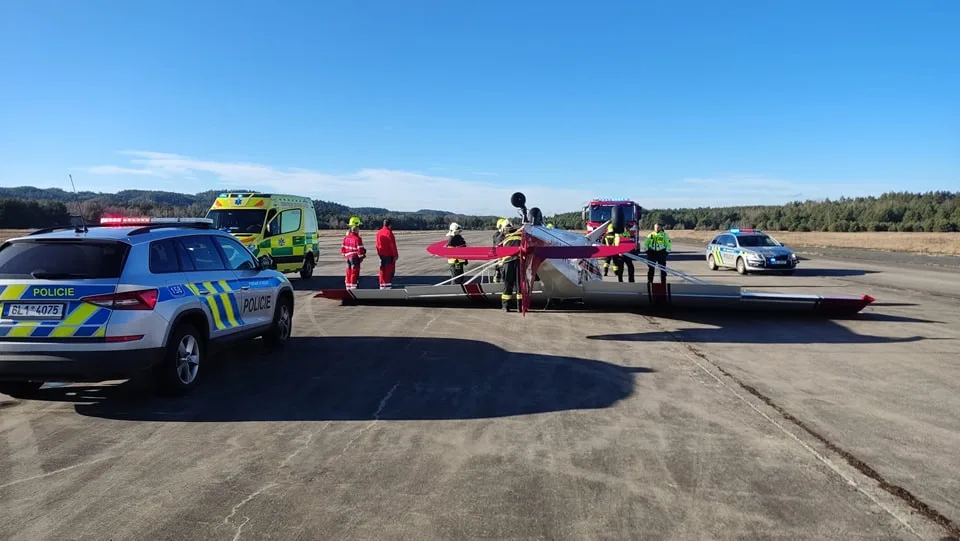 Na letišti Hradčany se převrátilo malé letadlo, pilot lehce zraněn