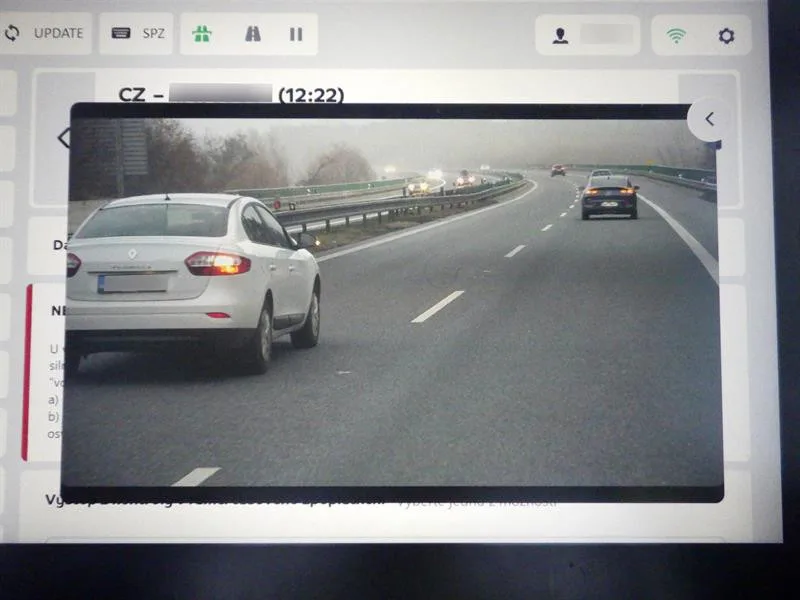 Fotografie vozidla bez registrační značky z kontroly celním úřadem.