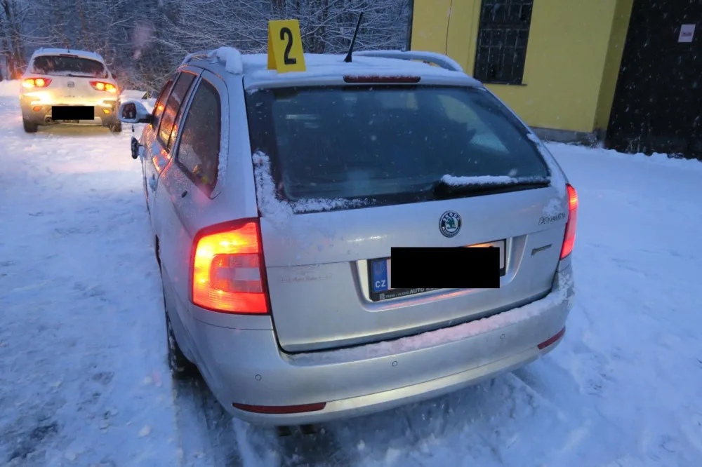 Srážka tří aut a sražená chodkyně. Řidič, který nehodu způsobil, ujel