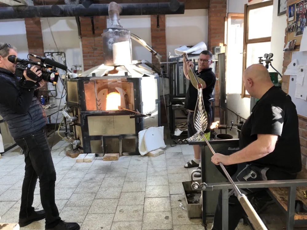 Francouzská televize ve sklárně Pačinek.