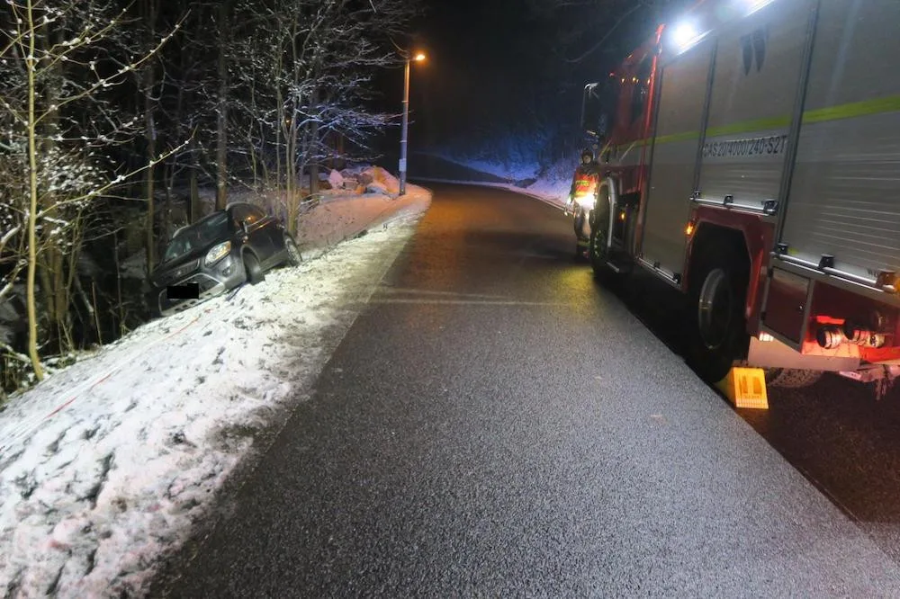 Řídil po pěti panácích vodky, pak havaroval. Policistům nadýchal přes dvě promile, spolujezdkyně skoro čtyři