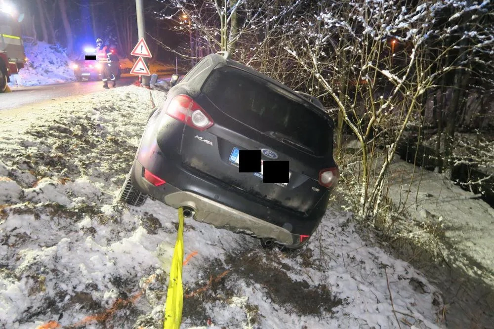 Řídil po pěti panácích vodky, pak havaroval. Policistům nadýchal přes dvě promile, spolujezdkyně skoro čtyři