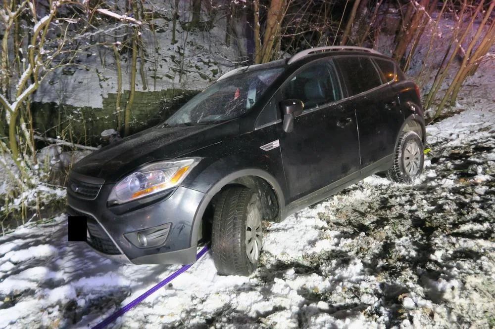 Řídil po pěti panácích vodky, pak havaroval. Policistům nadýchal přes dvě promile, spolujezdkyně skoro čtyři