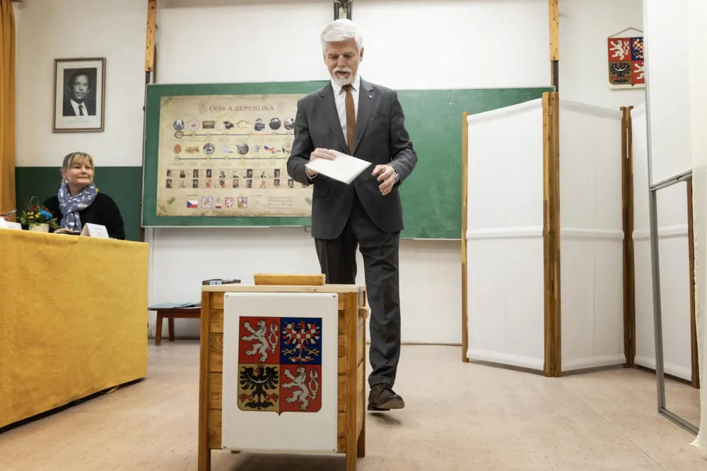 První volební den končí. Svůj hlas odevzdali Petr Pavel i Andrej Babiš