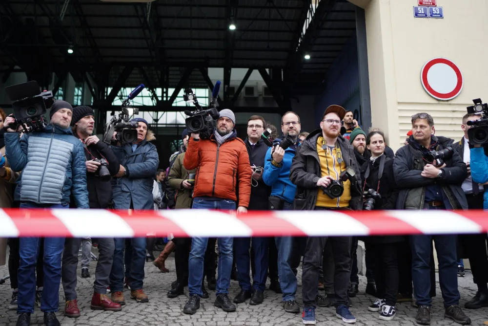 Začalo sčítání hlasů. Pavel dorazil do štábu za obrovského zájmu médií