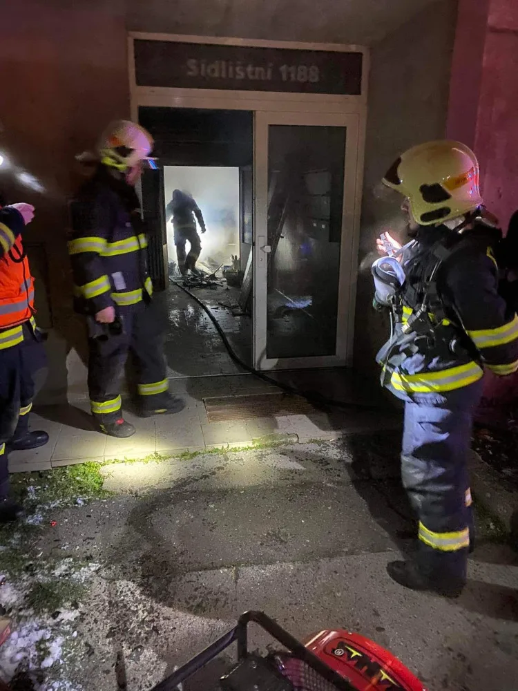 Na chodbě paneláku ve Frýdlantu hořely v noci odpadky. Jeden obyvatel domu skončil v nemocnici