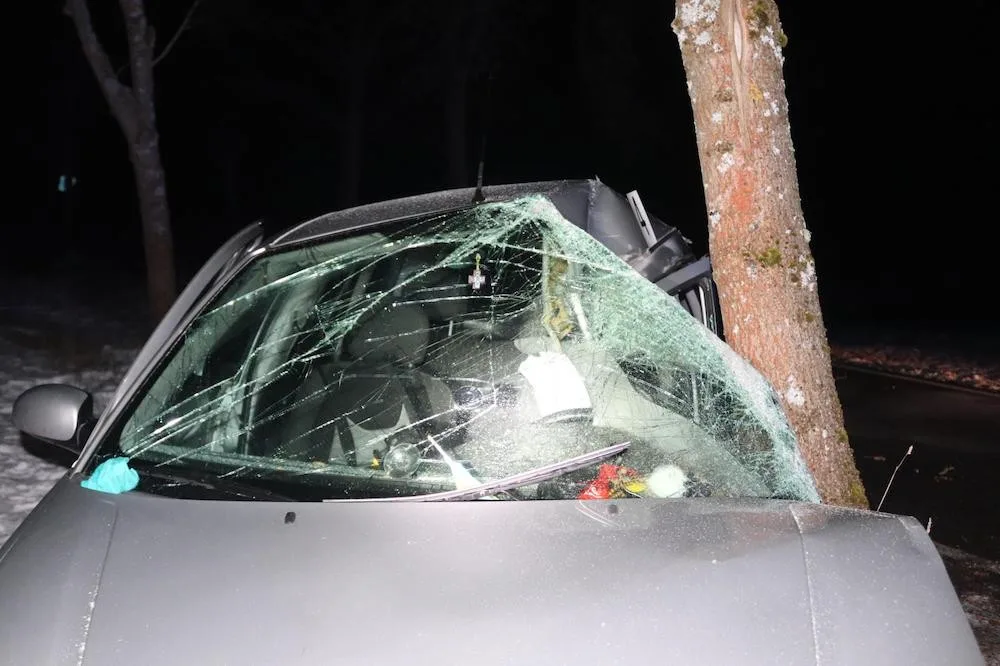 Řidič v noci na Semilsku narazil do stromu a utrpěl těžká zranění. Vrtulník ho transportoval do nemocnice