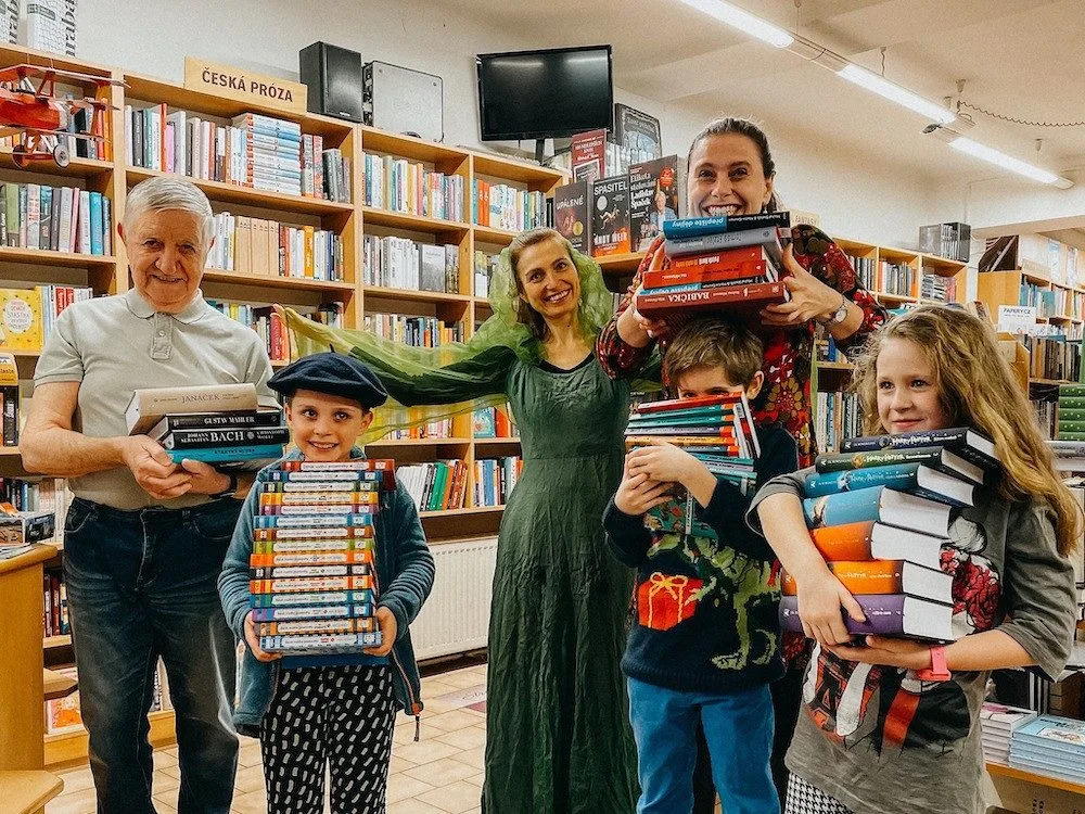 Kniha se slevou za vysvědčení. U Fryče kromě dětí ocení i učitele