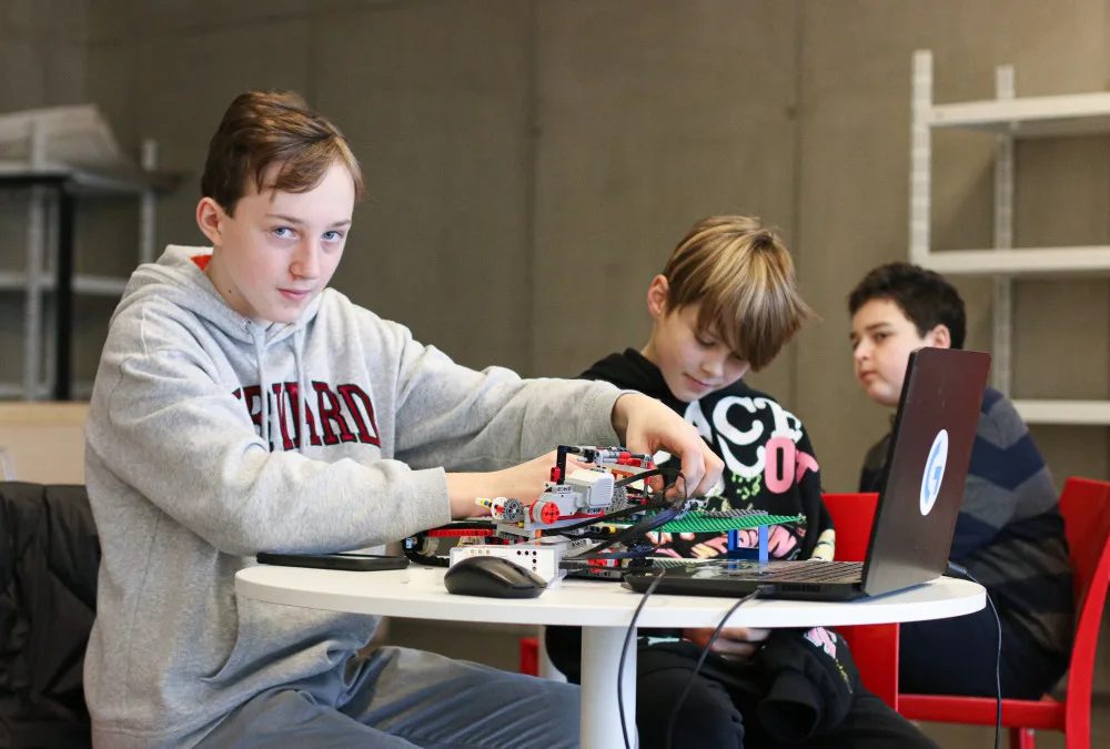 Mladí konstruktéři stavěli v soutěži roboty.
