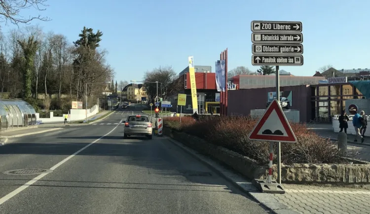 Řešit je potřeba i parkování u bazénu.