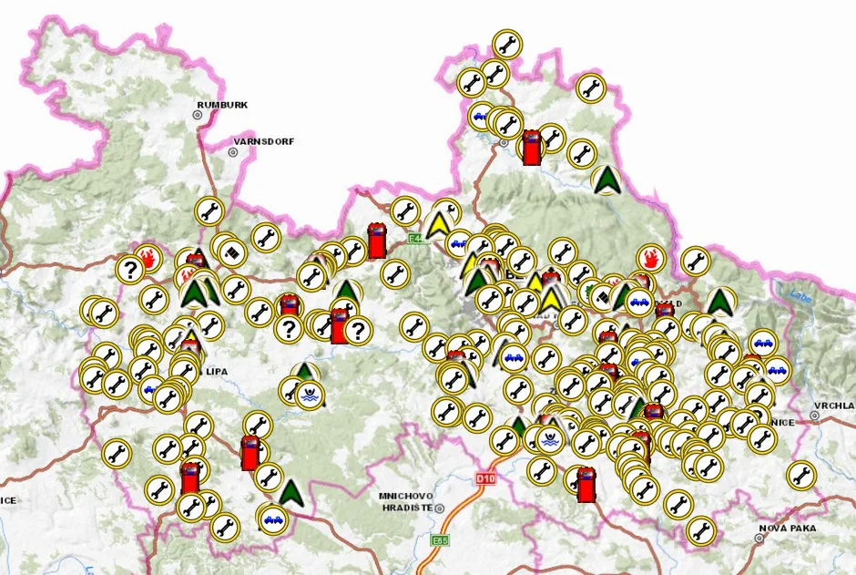 Popadané stromy zaměstnaly hasiče, domácnosti jsou bez proudu. Silný vítr zatím neustane