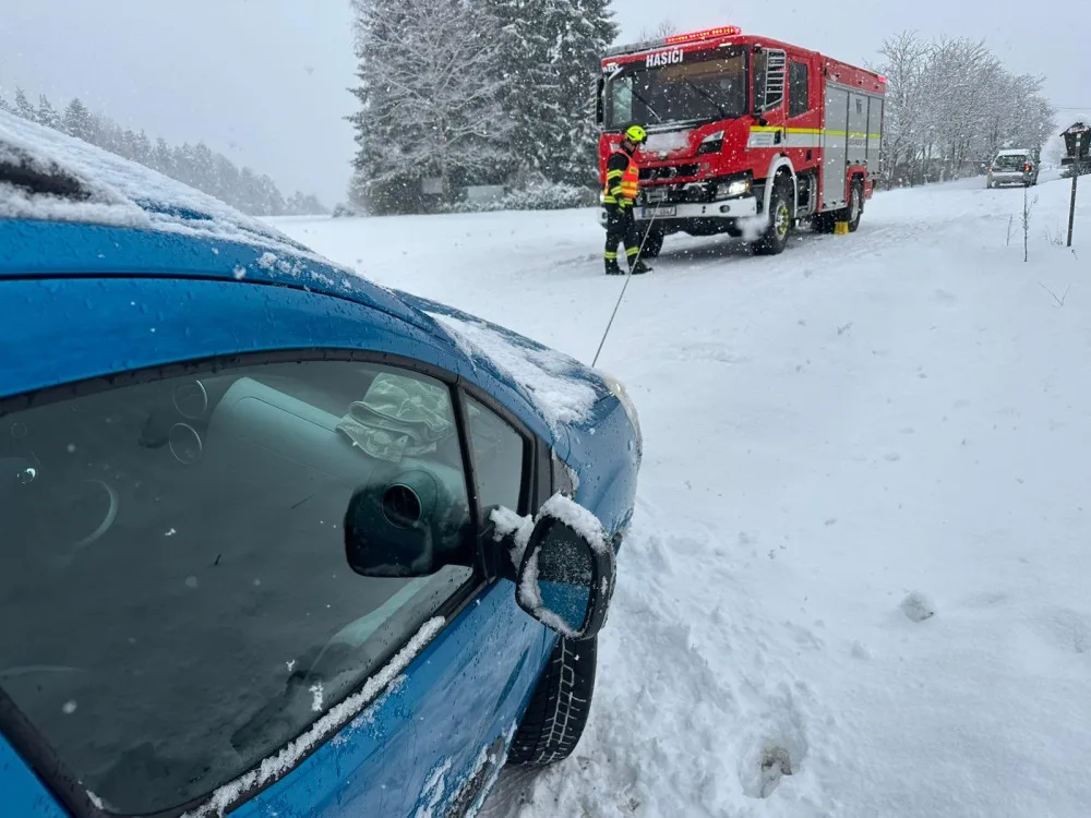Popadané stromy zaměstnaly hasiče, domácnosti jsou bez proudu. Silný vítr zatím neustane