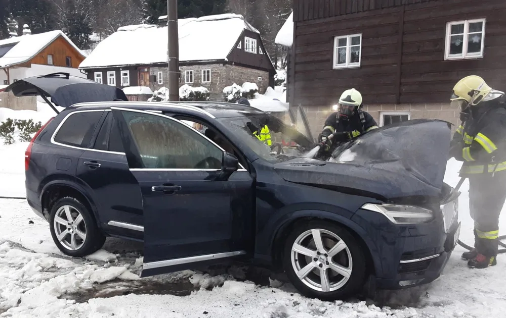 Popadané stromy zaměstnaly hasiče, domácnosti jsou bez proudu. Silný vítr zatím neustane