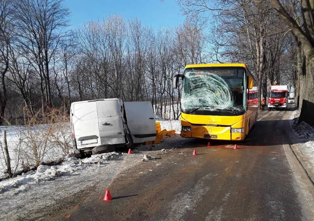 Nehoda autobusu a dodávky.