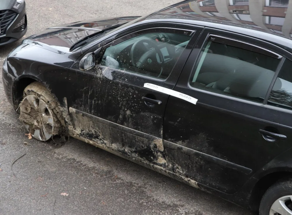 Auto s proraženými pneumatikami.