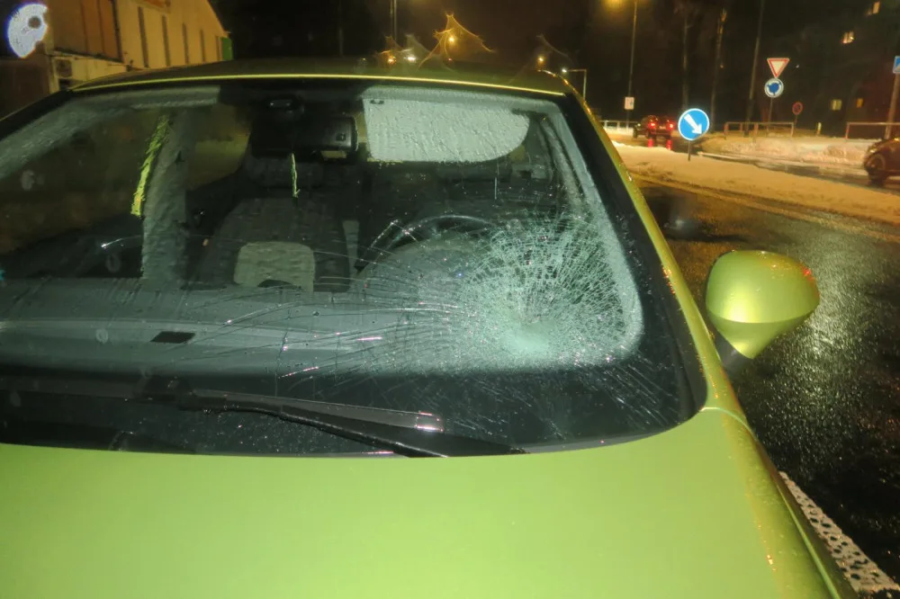 Mladá řidička přehlédla chodce na přechodu. Snižte rychlost, varuje policie