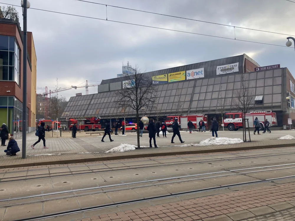 Hasiči v domě kultury.