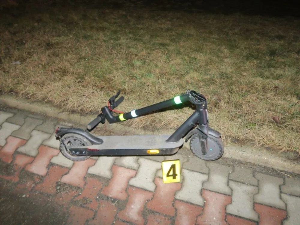 Na ranní směnu nedorazila. V půl šesté ráno vjela na elektrokoloběžce do výmolu a vážně se zranila