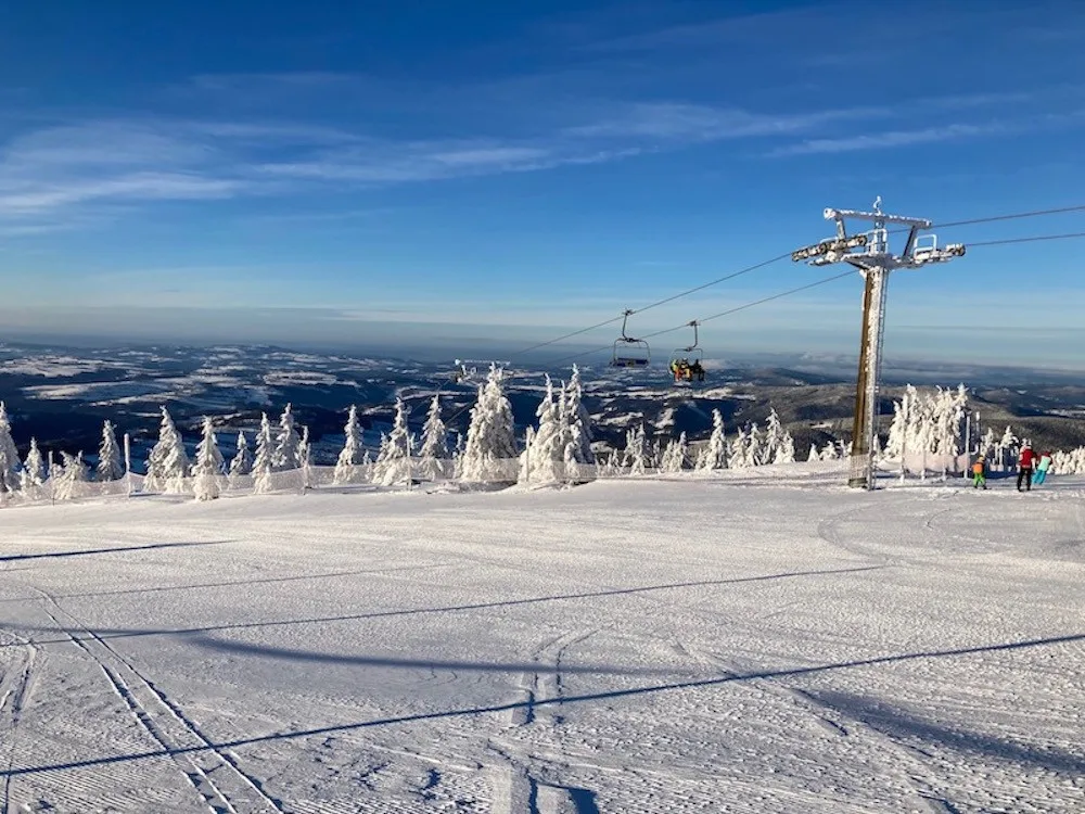 Skiareál Rokytnice nad Jizerou nabízí dlouhé, široké sjezdovky a pro děti Funpark