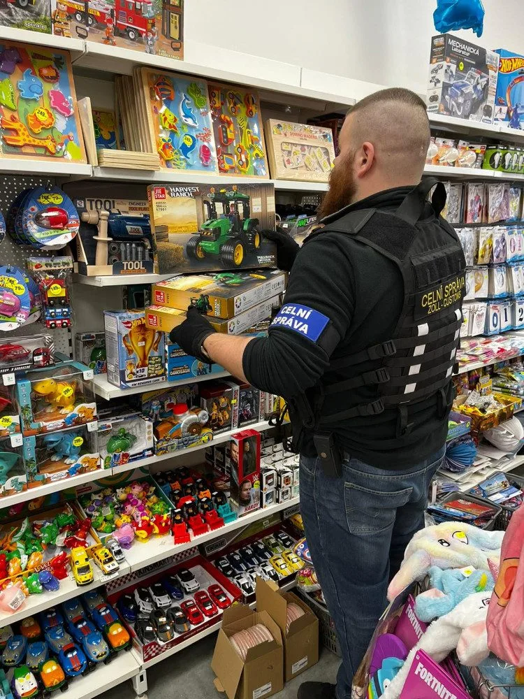 Celníci v Liberci, Jablonci i v dalších městech zabavili padělky Lega i plyšáků