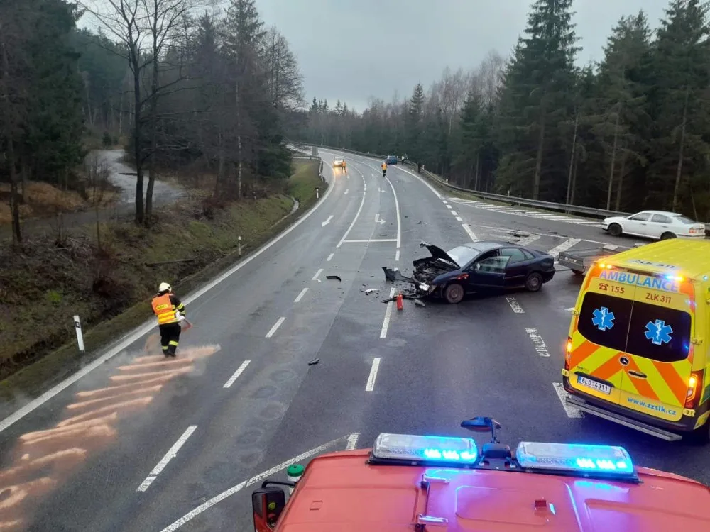 Srážka dvou aut u Rádla. Jeden člověk skončil v nemocnici