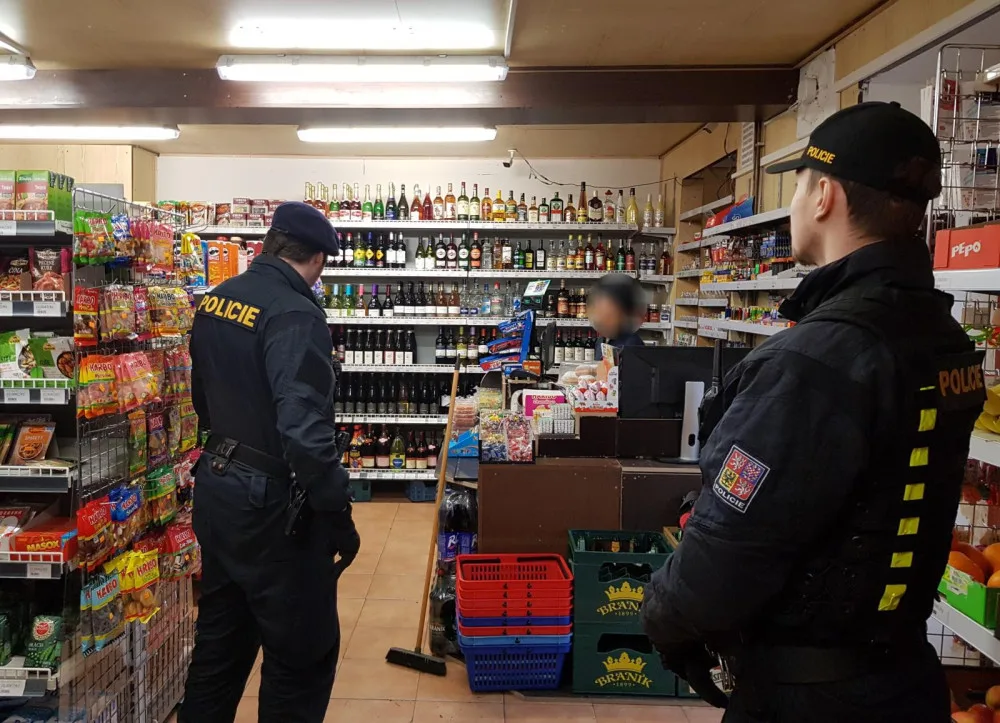 Policisté kontrolovali večerky. Zajímal je nelegální pobyt a zaměstnávání cizinců