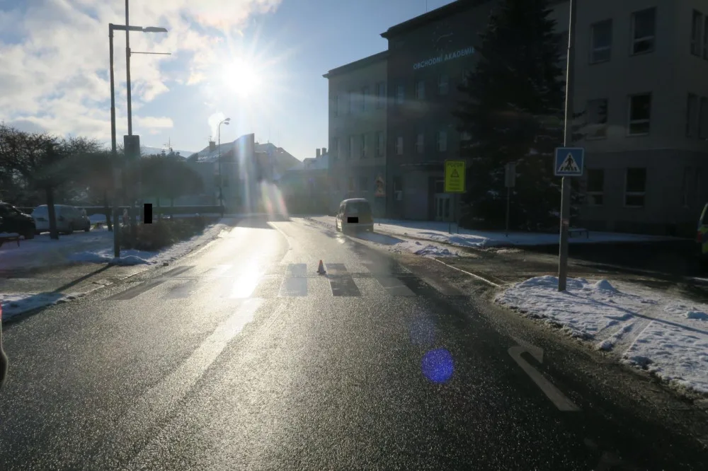Sluncem oslněný řidič porazil mladíka na přechodu v centru Jablonce