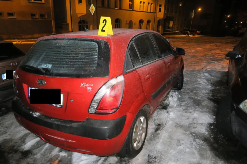 Nabourané auto na parkovišti v Liberecké ulici v Jablonci.