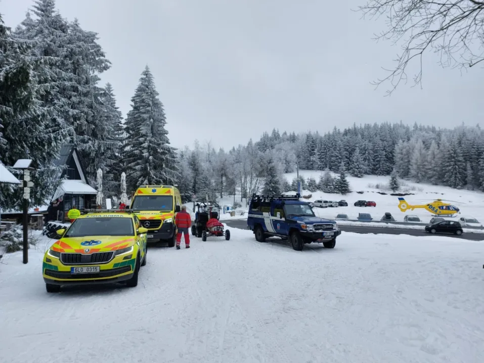 Spolupráce horské služby a záchranné služby v Jizerkách.