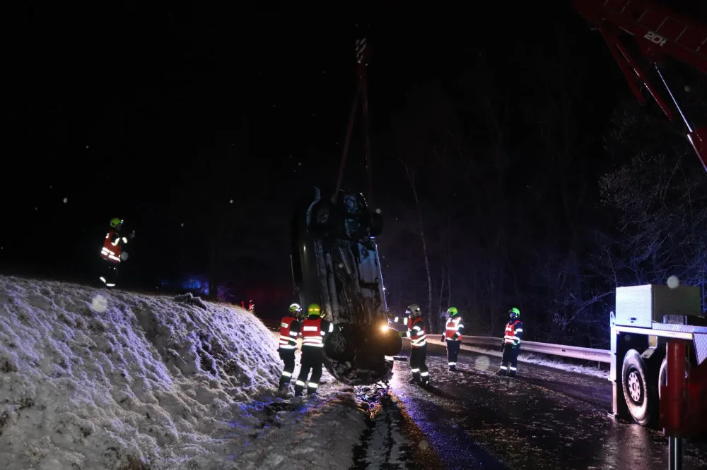 Jízda v chumelenici ukončila překvapená řidička vzhůru nohama