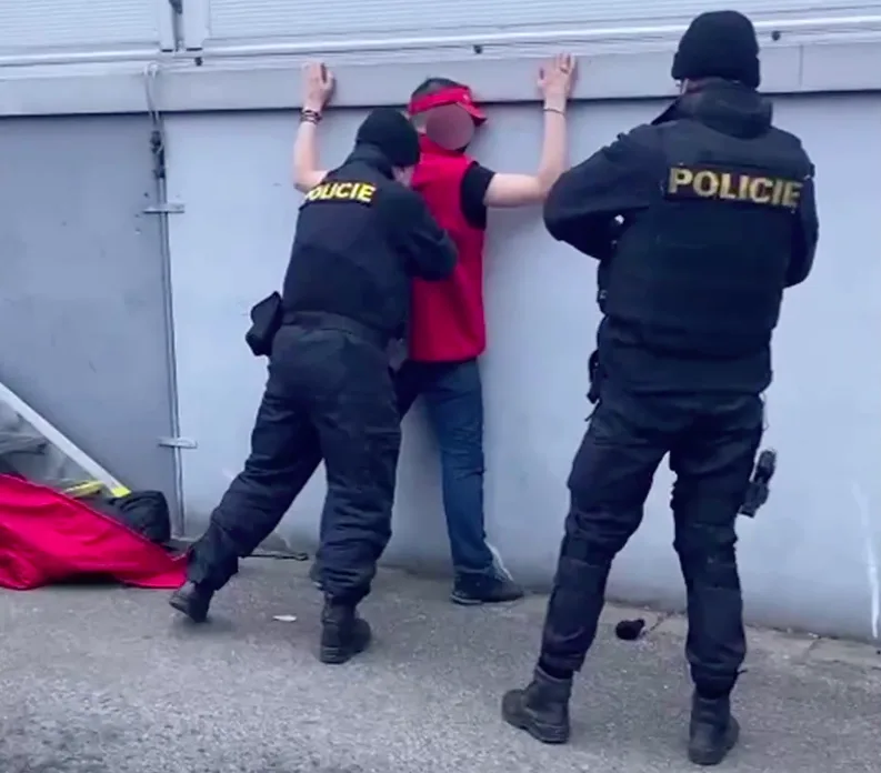 Vloupal se do obchodu, jenže tam usnul. Ráno chtěl zloděj zmizet v zaměstnanecké uniformě