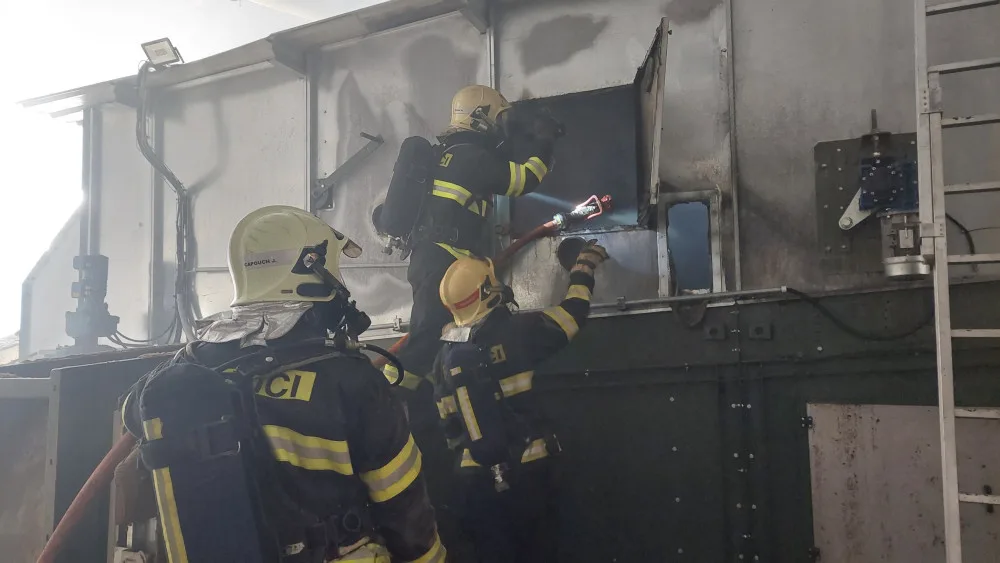Hasiči na Českolipsku vyjížděli k požáru ve výrobě pelet v Holanech