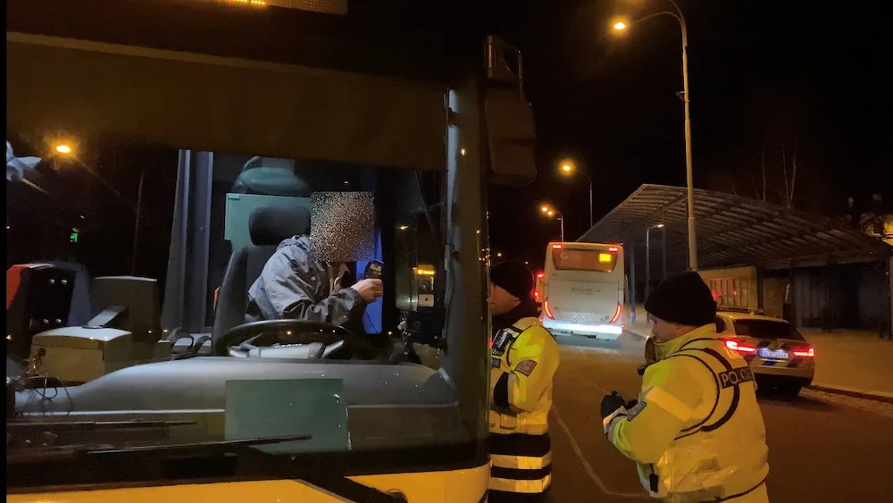Policisté kontrolovali řidiče autobusů a tramvají. Dva z nich nadýchali