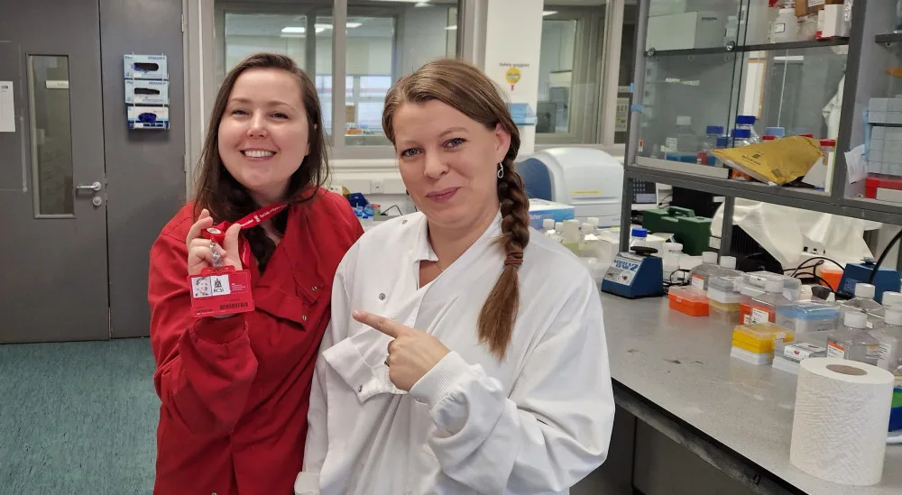 Miroslava Rysová (vlevo) s kolegyní v laboratoři.