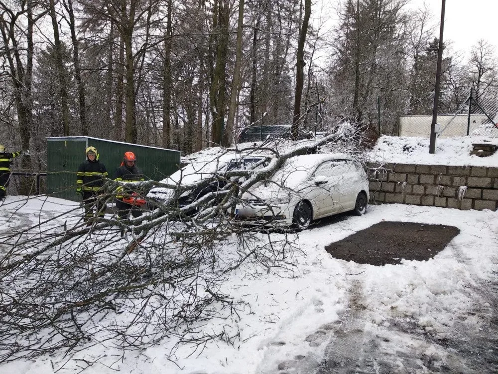 Meteorologové varují před novým sněhem a silným větrem. Do rána napadne až osm centimetrů