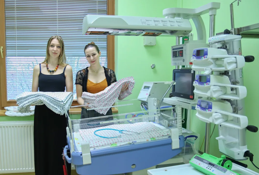 Povlečení pro neonatologii ušily studentky z Kateřinek.