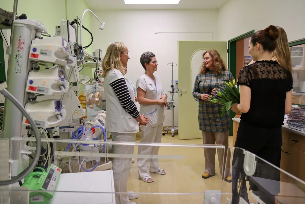 Studentky z Kateřinek našily desítky kusů povlečení pro libereckou neonatologii