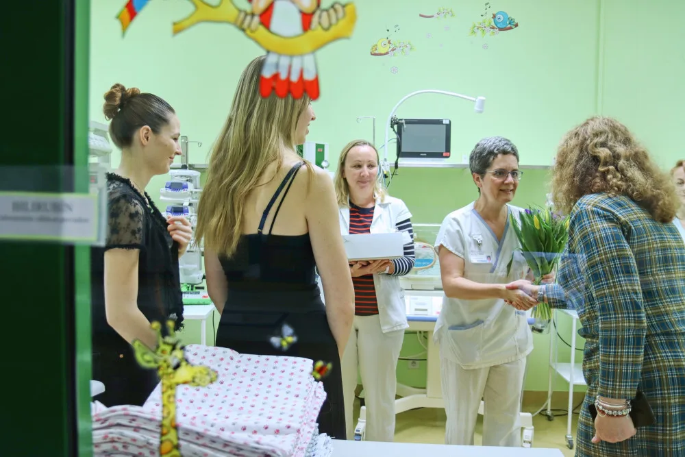 Studentky z Kateřinek našily desítky kusů povlečení pro libereckou neonatologii