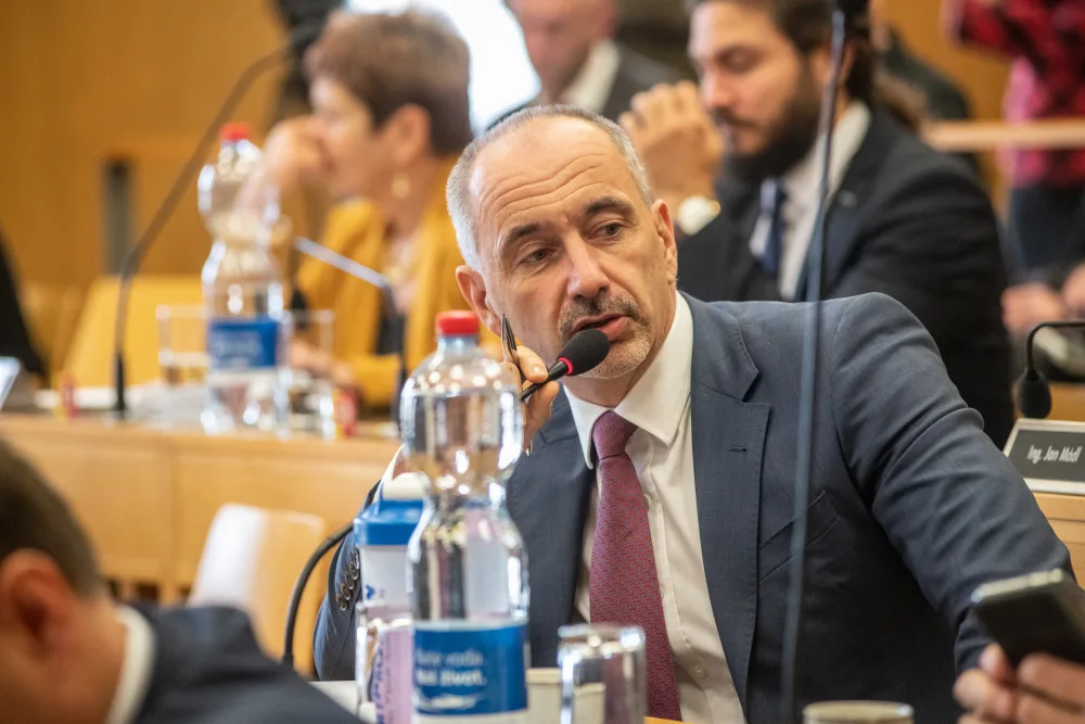 Současný ekonomický model fungování pošty byl neudržitelný. Je třeba velká změna, míní předseda Asociace krajů