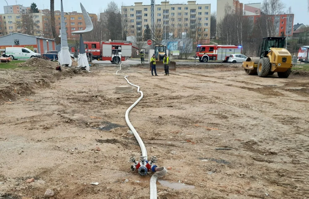 Kvůki překopnutému potrubí v Jablonci evakuovali přes padesát lidí.