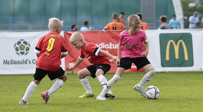 Fotbalový turnaj pro české školy hlásí rekordní zájem a nově zapojuje i malotřídní školy