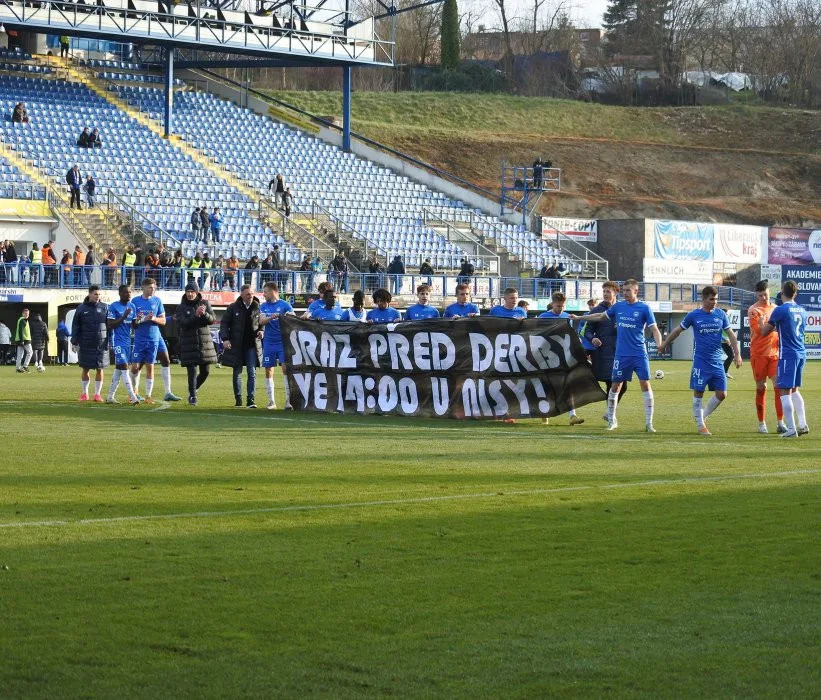Společně na derby. Fanoušci Slovanu jedou do Jablonce autobusy, před odjezdem se potkají s hráči