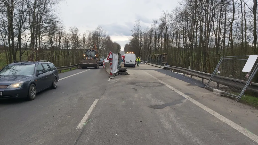 Ze silnici I/13 zmizely semafory, jezdí se již v obou směrech.