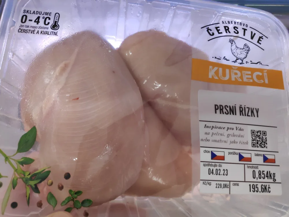 Řetězce nabízí maso z nemocných kuřat, tvrdí spolek. Důkazem jsou bílá vlákna