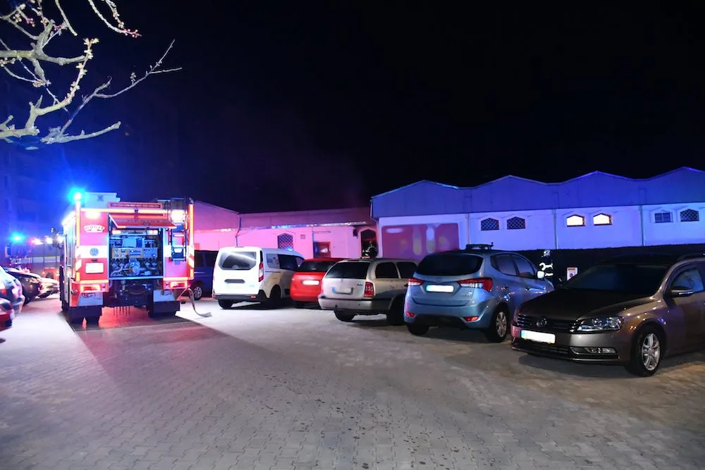 Hasiči v Liberci vyjížděli k požáru prodejny potravin v Rochlici, škoda je 800 tisíc korun